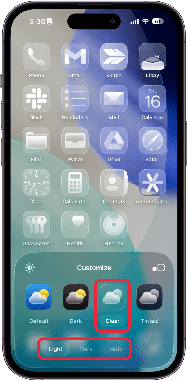 Menu de personnalisation de l'écran d'accueil de l'iPhone avec des cases rouges autour du paramètre d'icône claire, ainsi que les bascules pour clair, sombre et automatique