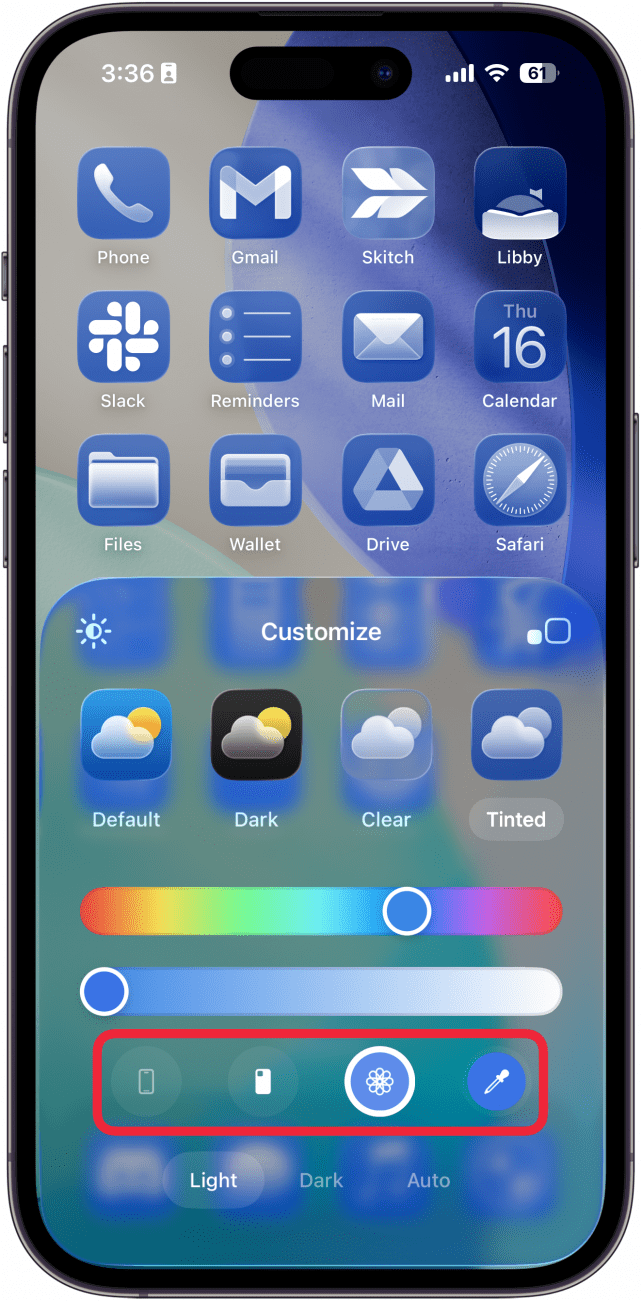 Menu de personnalisation de la teinte de l'application de l'écran d'accueil de l'iPhone avec un cadre rouge autour de diverses icônes pouvant être utilisées pour personnaliser la couleur de la teinte.