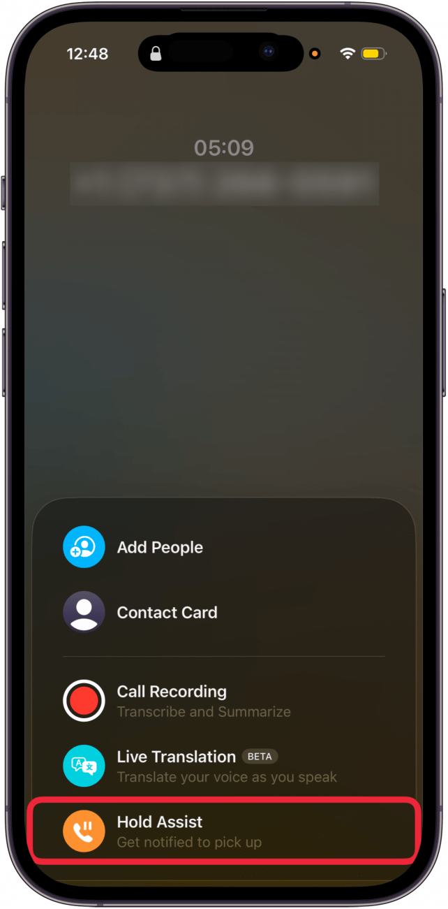 une capture d'écran de l'écran d'appel téléphonique sur l'iPhone avec un cadre rouge autour de l'assistance au maintien