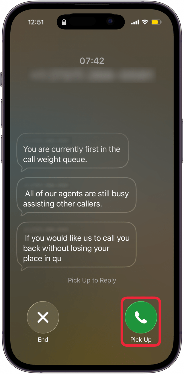 une capture d'écran de l'écran d'appel d'assistance en attente sur iPhone affichant une transcription de l'appel avec un cadre rouge autour du bouton de prise en charge