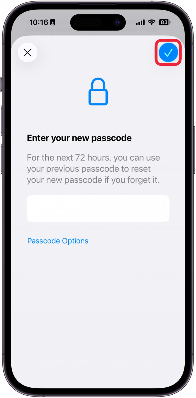 une capture d'écran du processus de changement de code sur iPhone affichant le champ de code alphanumérique et un cadre rouge autour du bouton coche