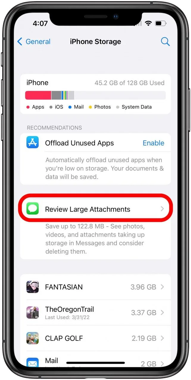 Écran Paramètres de stockage de l'iPhone avec l'option Vérifier les pièces jointes volumineuses marquée
