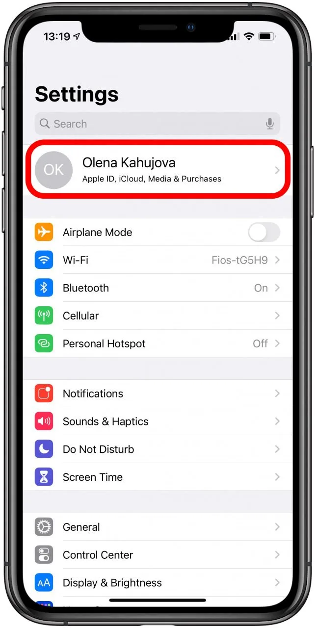 Appuyez sur votre nom dans les paramètres de votre iPhone pour sauvegarder 