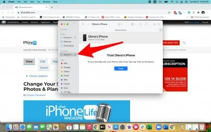 Ouvrez le Finder, votre téléphone devrait apparaître dans la barre latérale.