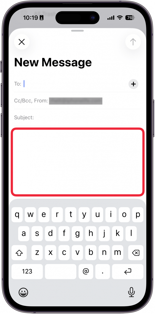 une capture d'écran du nouvel écran de courrier électronique sur iPhone avec un cadre rouge autour du corps du courrier électronique