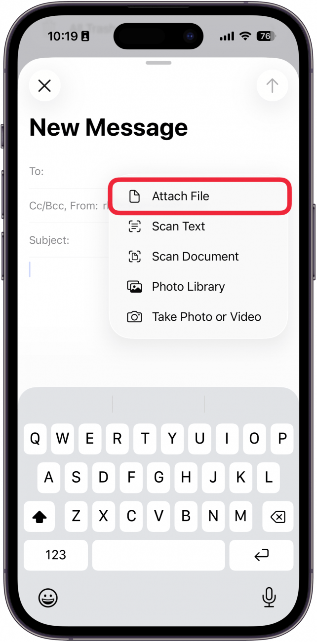 une capture d'écran du nouvel écran de courrier électronique sur iPhone avec un cadre rouge autour du fichier joint