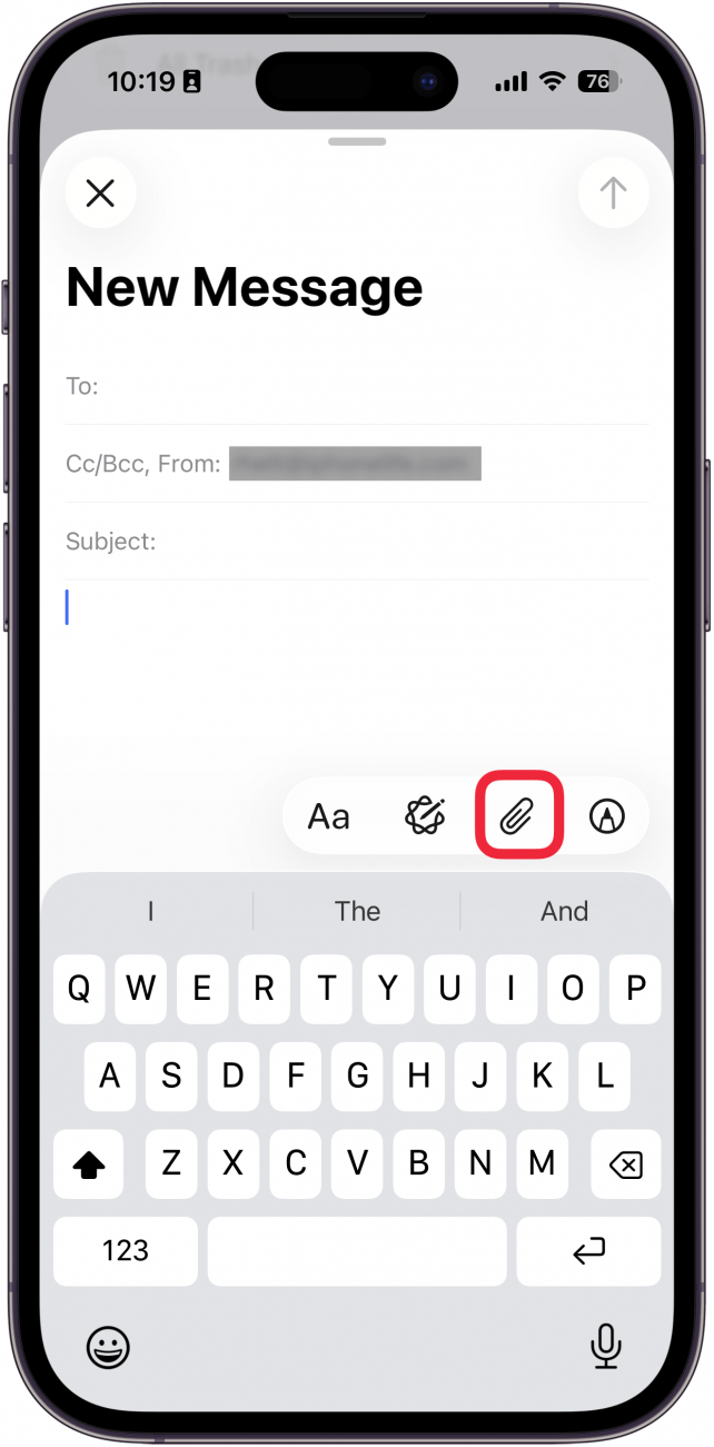 une capture d'écran du nouvel écran de courrier électronique sur iPhone avec un cadre rouge autour du bouton de pièce jointe