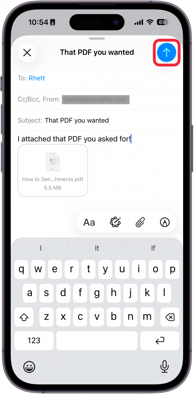 une capture d'écran du nouvel écran de messagerie sur iPhone avec un cadre rouge autour du bouton d'envoi