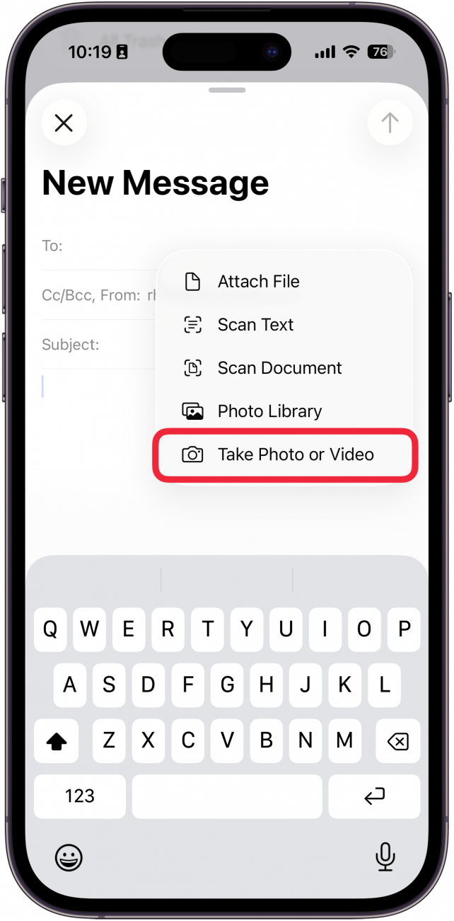 une capture d'écran du nouvel écran de messagerie sur iPhone avec un cadre rouge autour de la prise de photo ou de vidéo