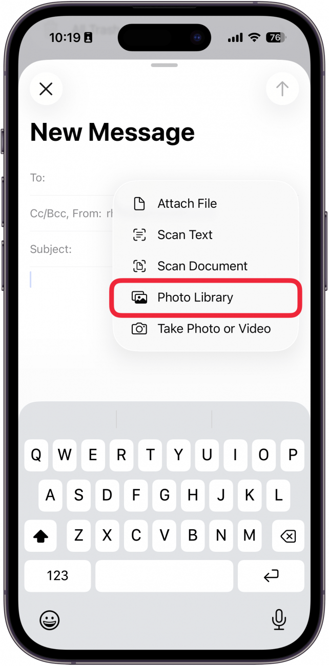 une capture d'écran du nouvel écran de messagerie sur iPhone avec un cadre rouge autour de la photothèque